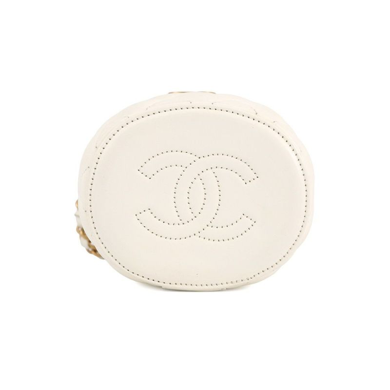 シャネル チェーンショルダーバッグ ココマーク マトラッセ バニティ ラムスキン AS2641 CHANEL 白