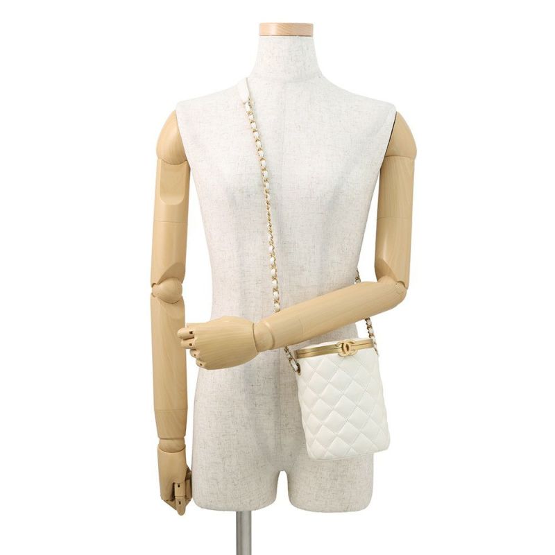 シャネル チェーンショルダーバッグ ココマーク マトラッセ バニティ ラムスキン AS2641 CHANEL 白