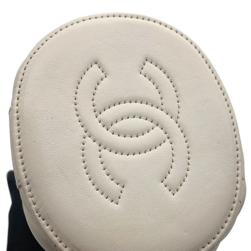 シャネル チェーンショルダーバッグ ココマーク マトラッセ バニティ ラムスキン AS2641 CHANEL 白