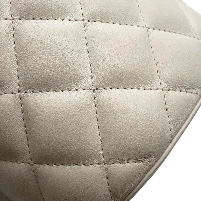 シャネル チェーンショルダーバッグ ココマーク マトラッセ バニティ ラムスキン AS2641 CHANEL 白