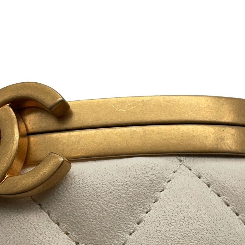 シャネル チェーンショルダーバッグ ココマーク マトラッセ バニティ ラムスキン AS2641 CHANEL 白