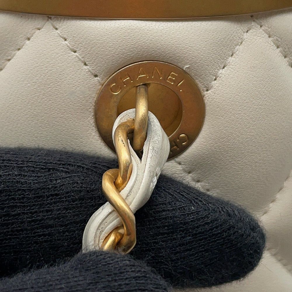 シャネル チェーンショルダーバッグ ココマーク マトラッセ バニティ ラムスキン AS2641 CHANEL 白