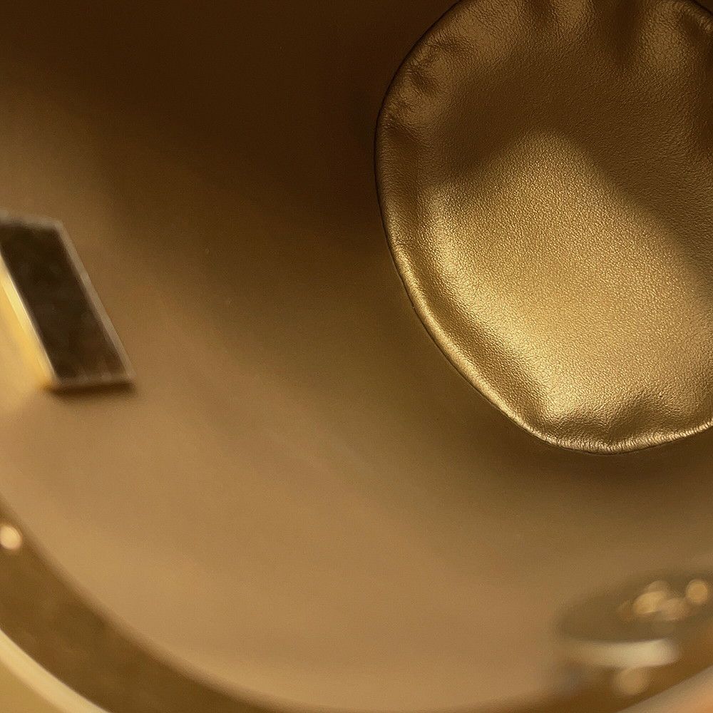 シャネル チェーンショルダーバッグ ココマーク マトラッセ バニティ ラムスキン AS2641 CHANEL 白