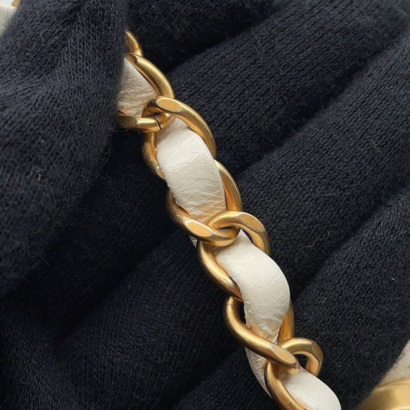 シャネル チェーンショルダーバッグ ココマーク マトラッセ バニティ ラムスキン AS2641 CHANEL 白