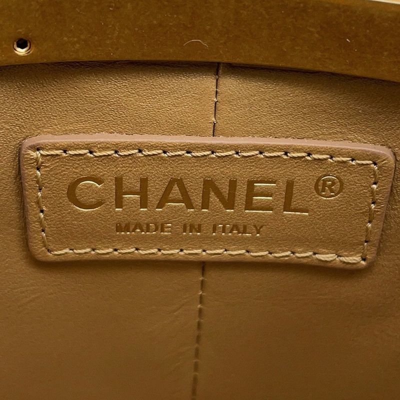 シャネル チェーンショルダーバッグ ココマーク マトラッセ バニティ ラムスキン AS2641 CHANEL 白