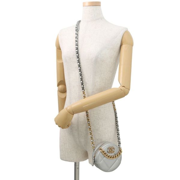 シャネル チェーンショルダーバッグ シャネル19 ココマーク ラムスキン AP0945 CHANEL