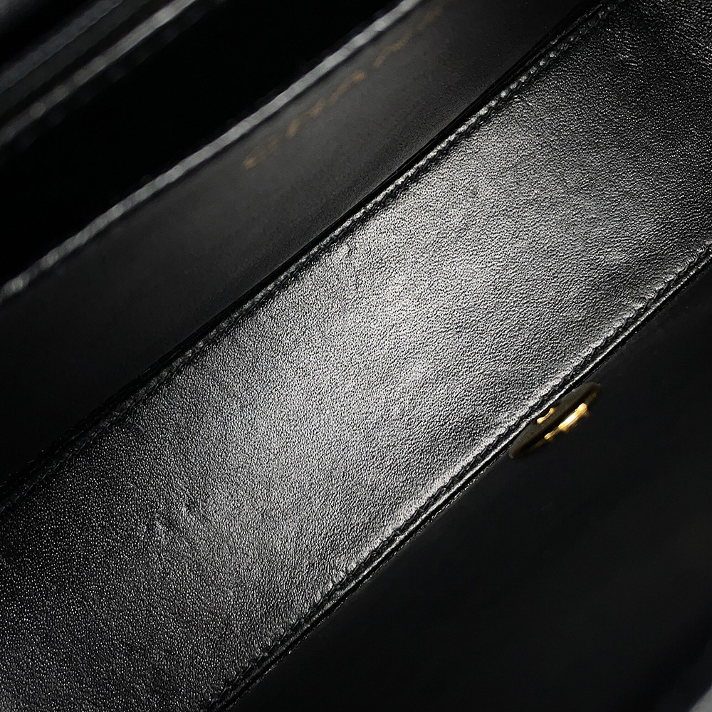 シャネル チェーンショルダーバッグ マトラッセ ココマーク シングルフラップ キャビアスキン CHANEL 黒