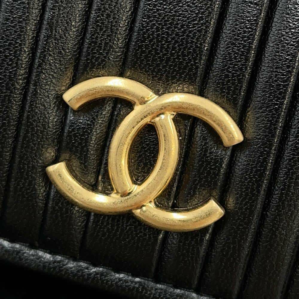シャネル チェーンウォレット ココマーク フェイクパール カーフレザー CHANEL 黒 財布