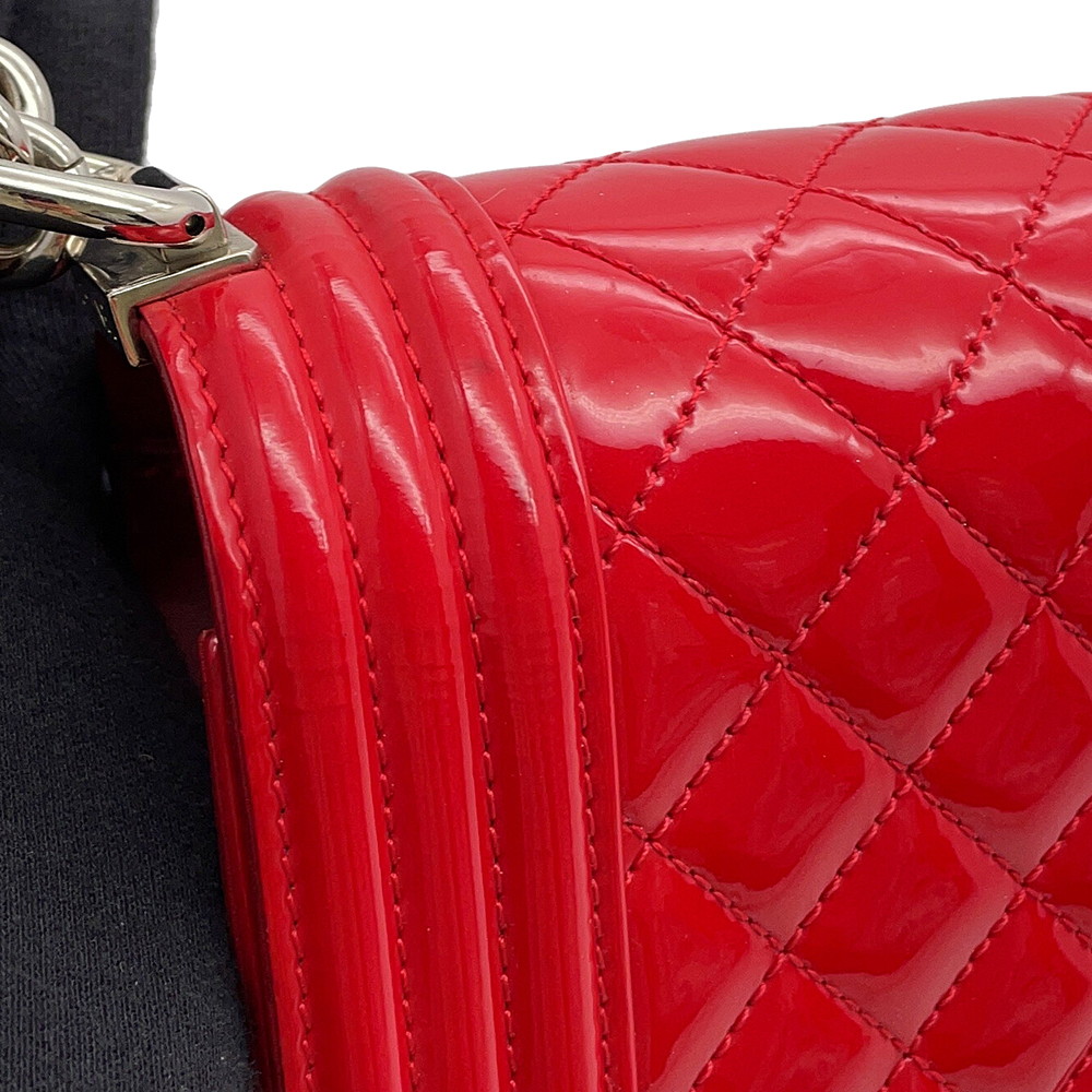 シャネル チェーンショルダーバッグ ボーイシャネル ラージ マトラッセ ココマーク パテント A92193 CHANEL