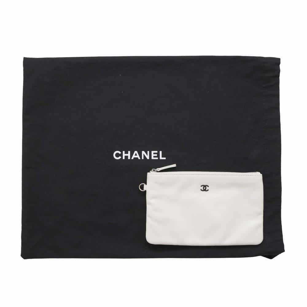 シャネル チェーンショルダーバッグ CHANEL22 スモール カーフスキン AS3260 CHANEL ポーチ付き 白