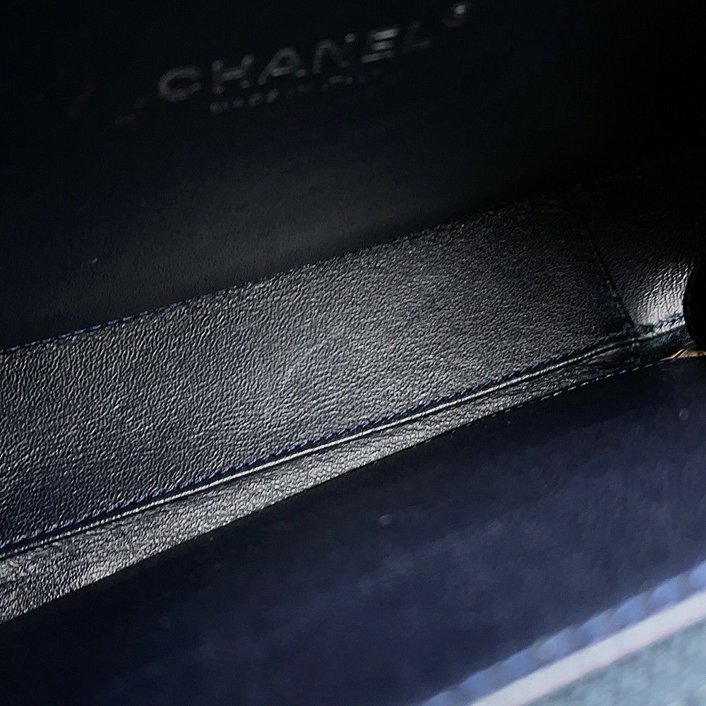 シャネル チェーンショルダーバッグ CCフィリグリー ボーダー バニティバッグ キャビアスキン A93343 CHANEL 白