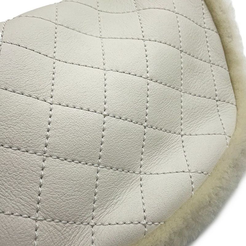 シャネル ボディバッグ マトラッセ チェーンショルダー ココマーク レザー/ムートン CHANEL 白