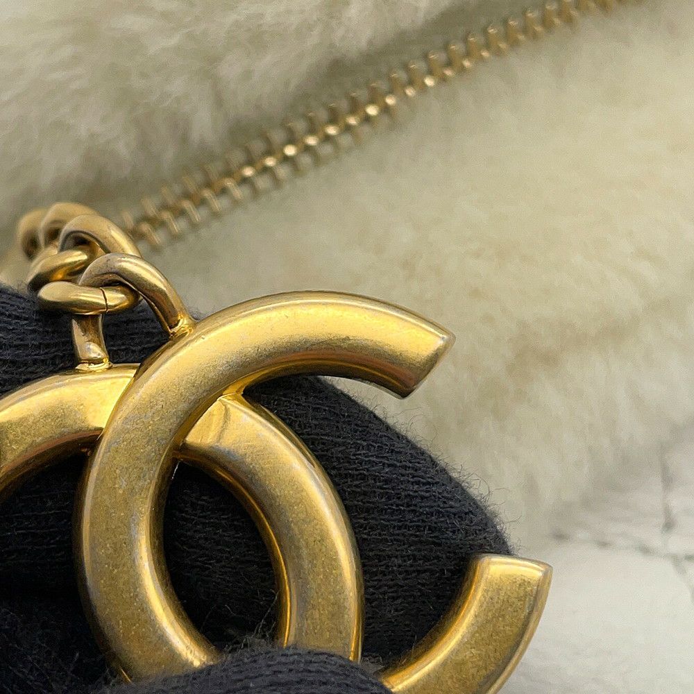 シャネル ボディバッグ マトラッセ チェーンショルダー ココマーク レザー/ムートン CHANEL 白