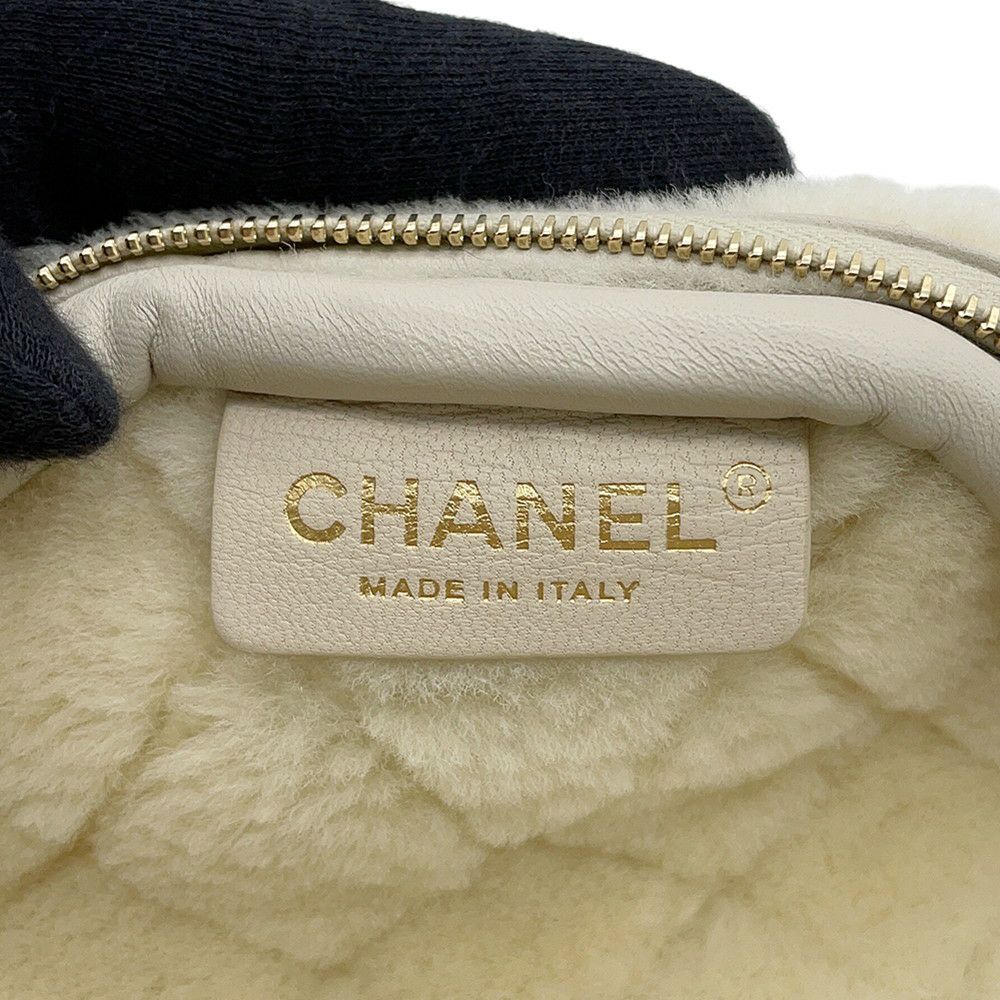 シャネル ボディバッグ マトラッセ チェーンショルダー ココマーク レザー/ムートン CHANEL 白