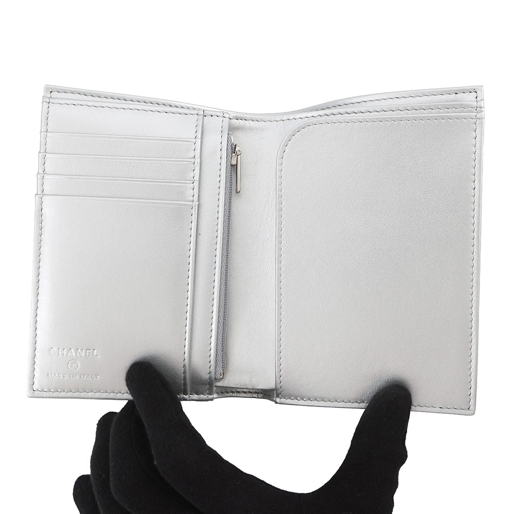 シャネル パスポートケース 二つ折り財布 ココマーク メタリック コンパクトウォレット キャビアスキン AP4665 CHANEL