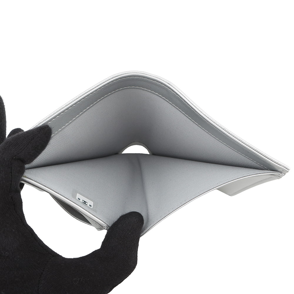 シャネル パスポートケース 二つ折り財布 ココマーク メタリック コンパクトウォレット キャビアスキン AP4665 CHANEL