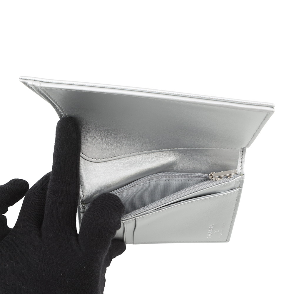 シャネル パスポートケース 二つ折り財布 ココマーク メタリック コンパクトウォレット キャビアスキン AP4665 CHANEL