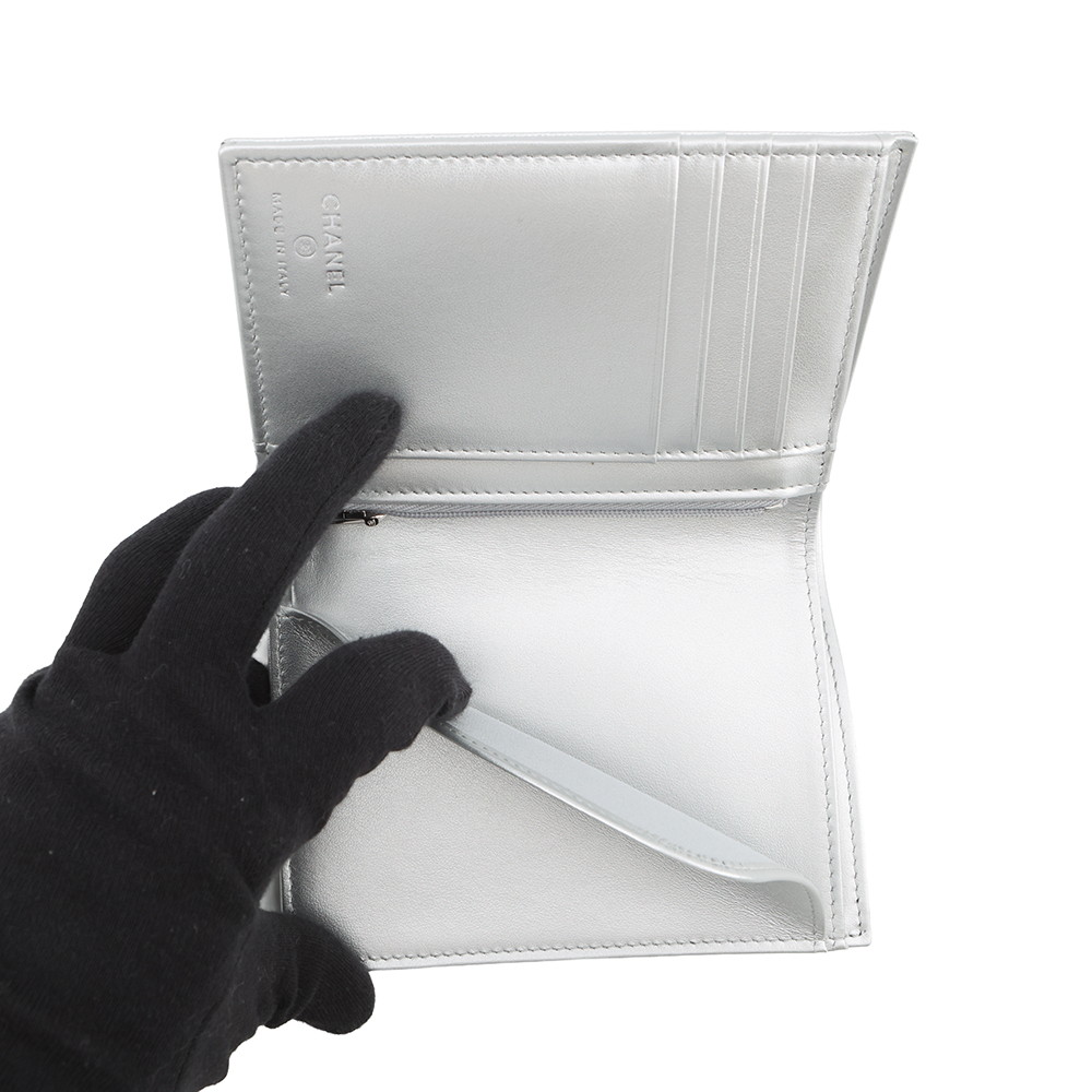 シャネル パスポートケース 二つ折り財布 ココマーク メタリック コンパクトウォレット キャビアスキン AP4665 CHANEL