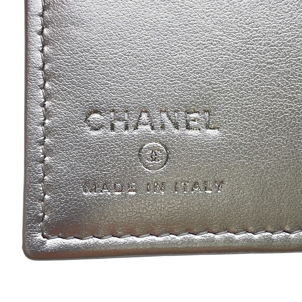 シャネル パスポートケース 二つ折り財布 ココマーク メタリック コンパクトウォレット キャビアスキン AP4665 CHANEL