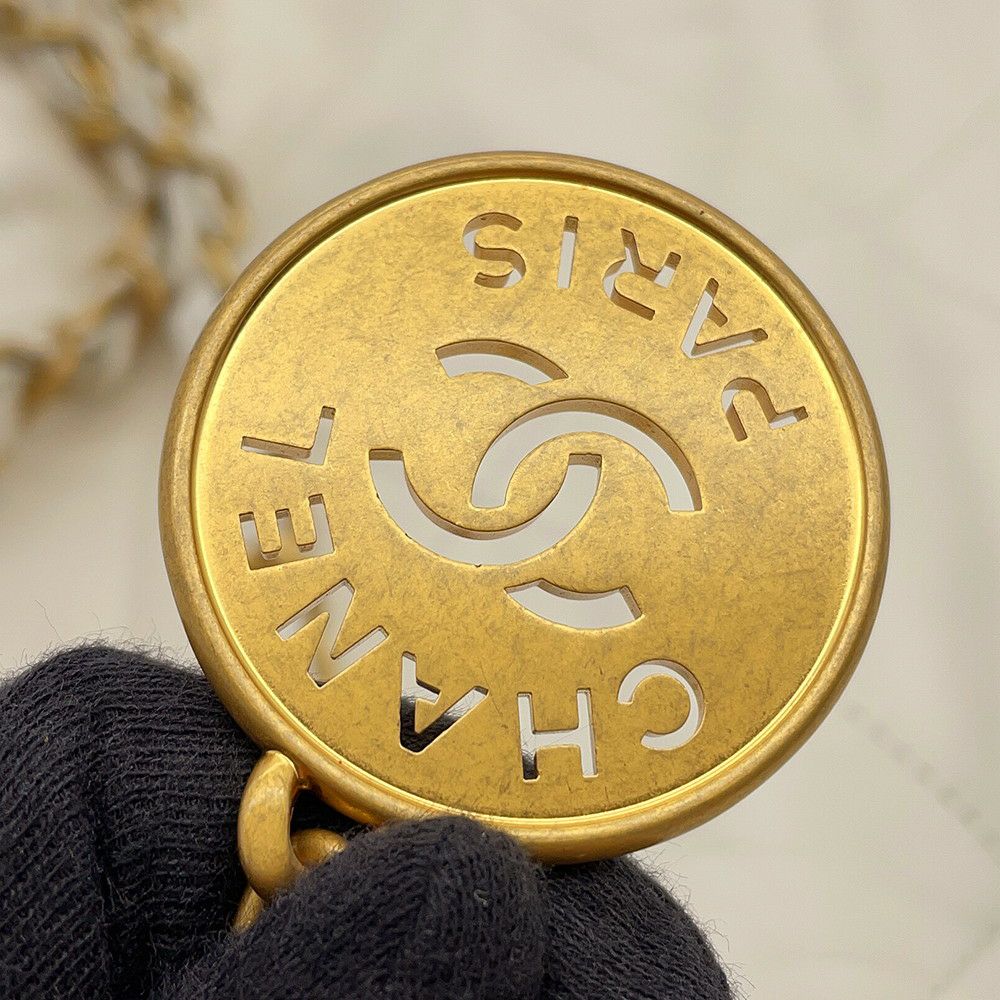 シャネル ハンドバッグ CHANEL 22 マトラッセ スモール シャイニーカーフスキン AS3260 ポーチ付き 白