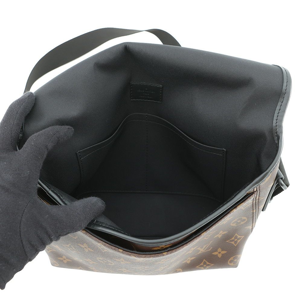 ルイヴィトン ショルダーバッグ モノグラム・マカサー マグネティック・メッセンジャー M45557 メンズ 黒 ブラック