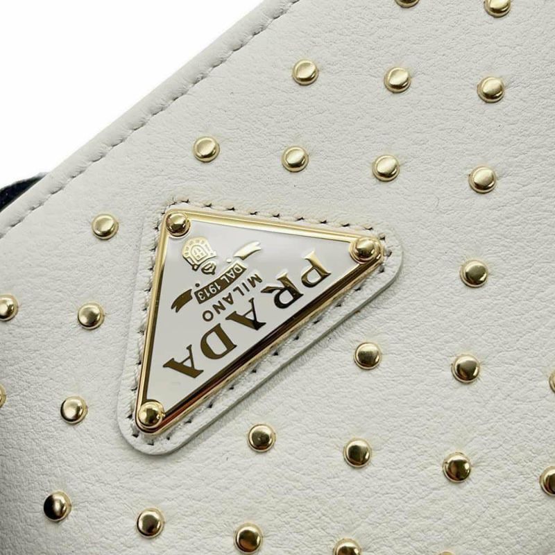 プラダ 三つ折り財布 ミニスタッズ レザー 1MH043 PRADA 財布 白