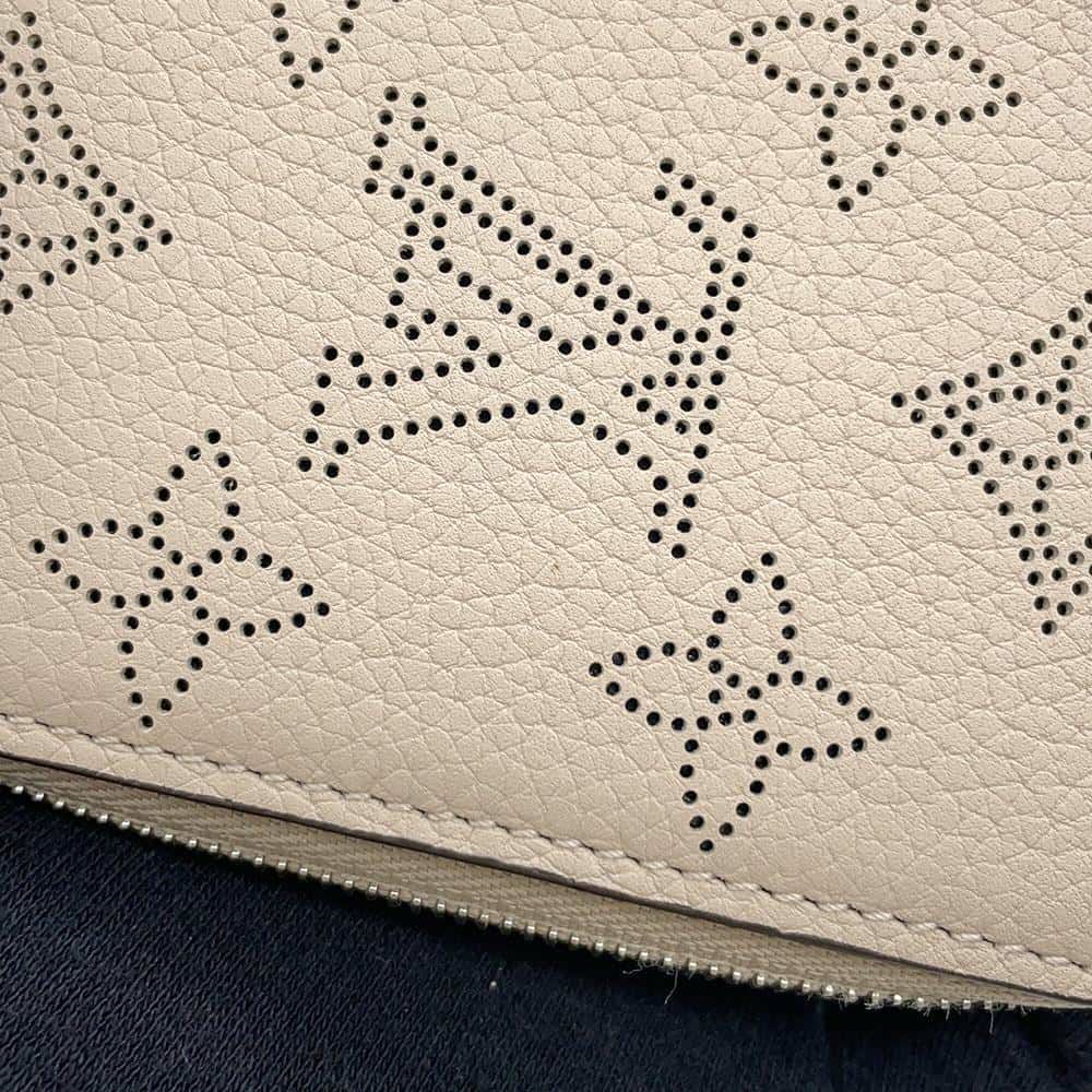 ルイヴィトン 二つ折り財布 モノグラム・マヒナ ジッピー・コンパクト ウォレット M81558 LOUIS VUITTON