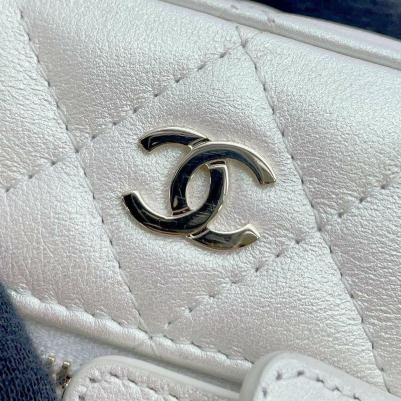 シャネル チェーンショルダーバッグ クラシック バニティ フォンケース ラムスキン AP2084 CHANEL 白