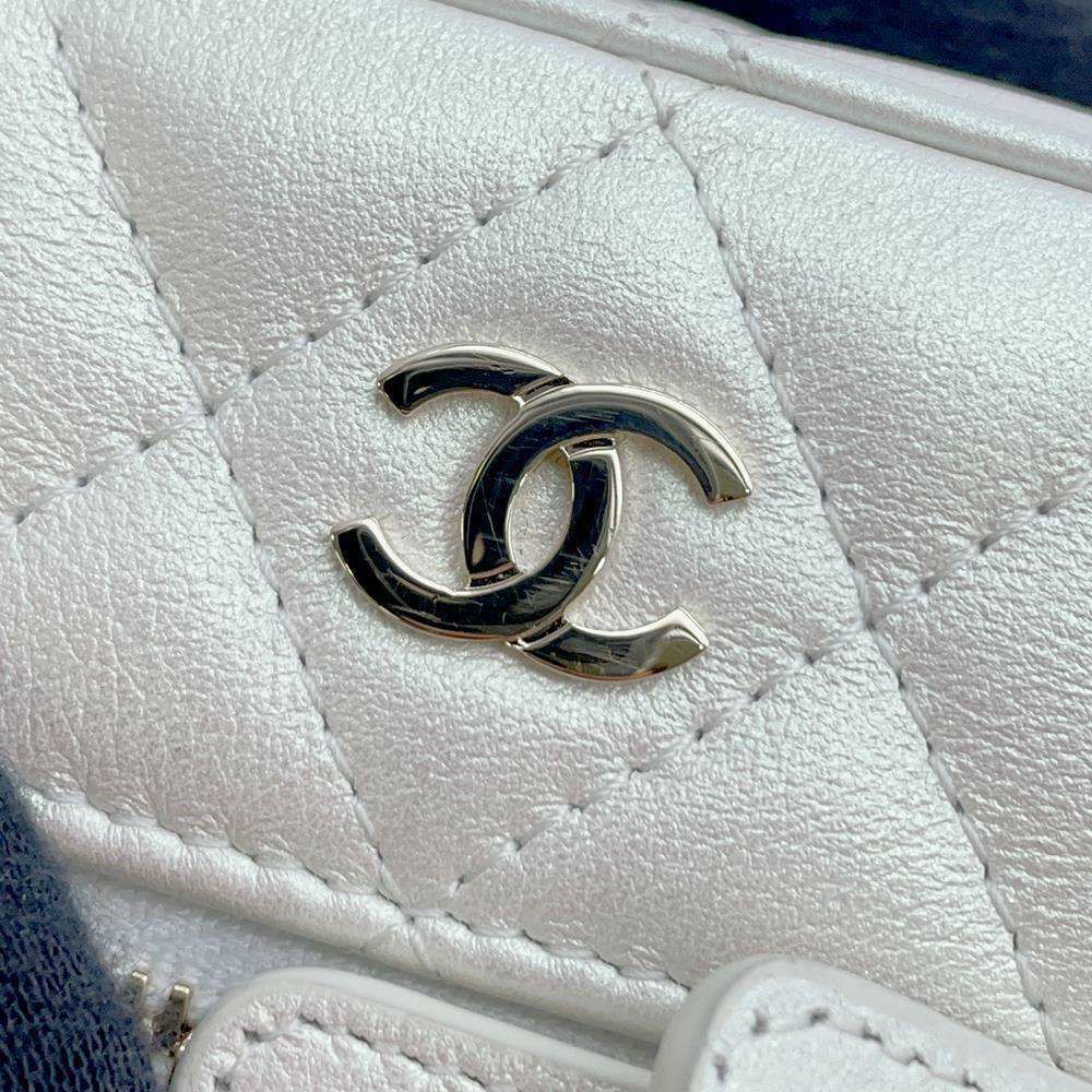 シャネル チェーンショルダーバッグ クラシック バニティ フォンケース ラムスキン AP2084 CHANEL 白