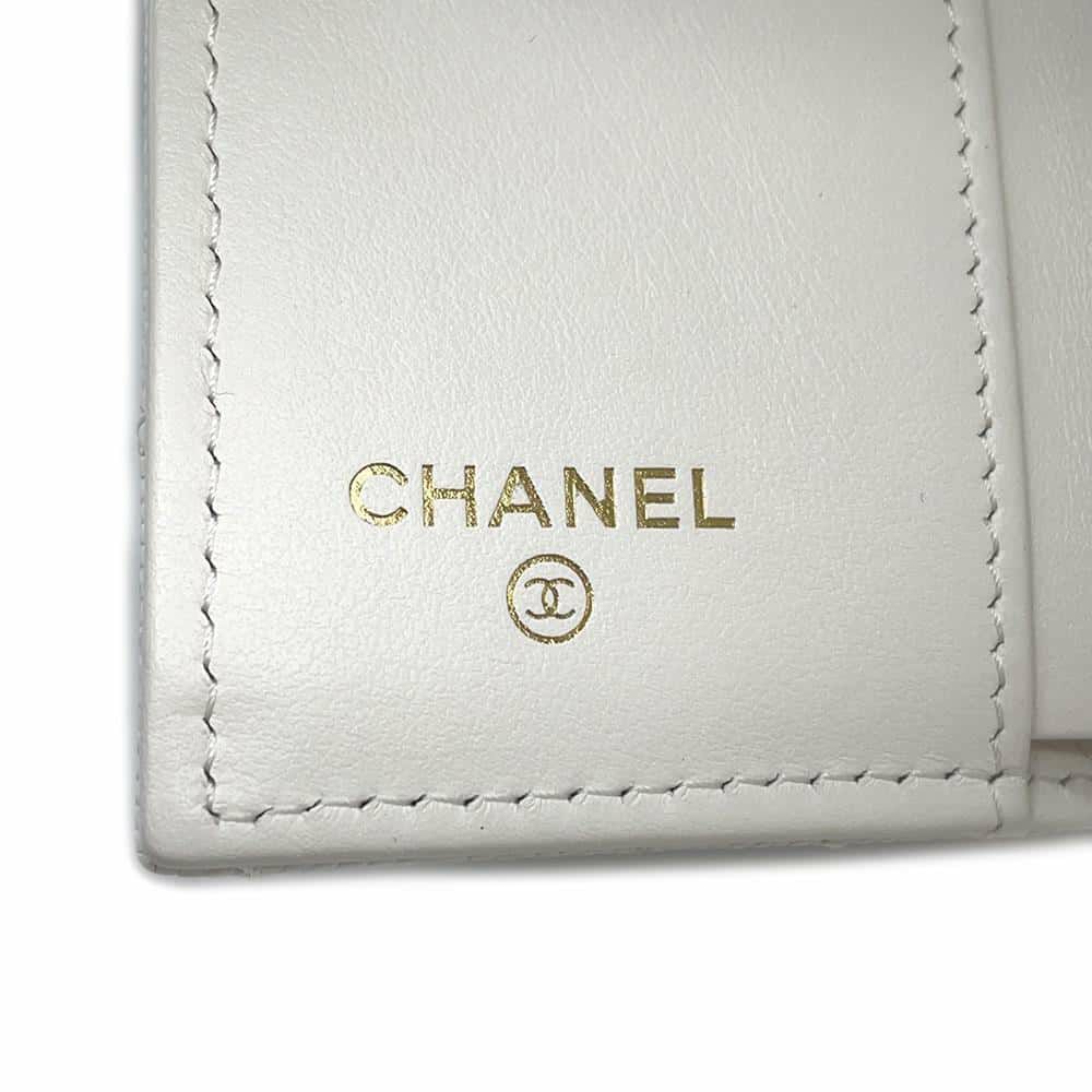 シャネル 三つ折り財布 マトラッセ スモール フラップ ウォレット トランプ キャビアスキン AP3081 財布 白