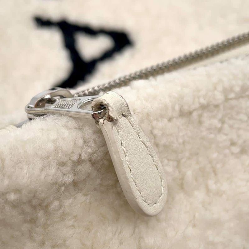 バレンシアガ クラッチバッグ ロゴ シアリング ムートン 492681 BALENCIAGA バッグ 白