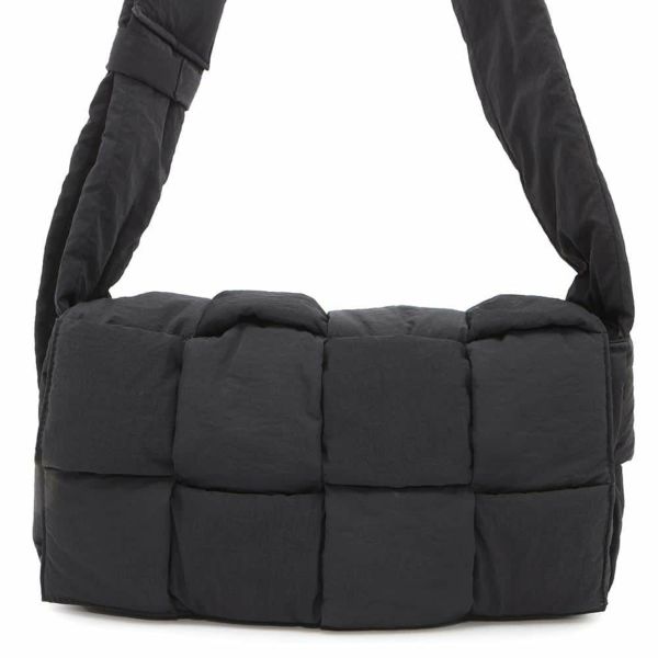 ボッテガヴェネタ ショルダーバッグ パデッド テック カセット ミディアム ナイロン 749878 BOTTEGA VENETA 黒