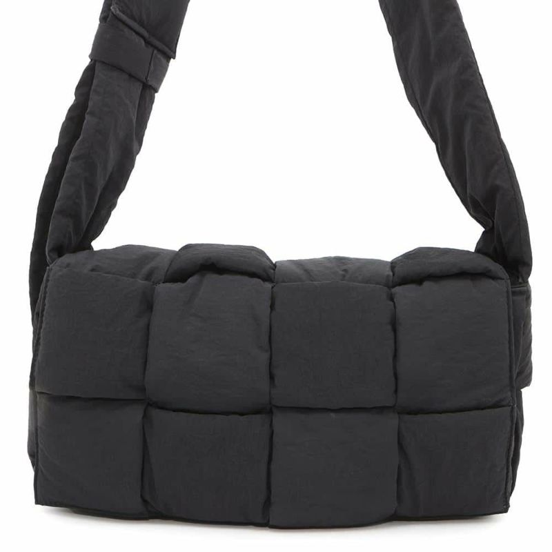 ボッテガヴェネタ ショルダーバッグ パデッド テック カセット ミディアム ナイロン 749878 BOTTEGA VENETA 黒