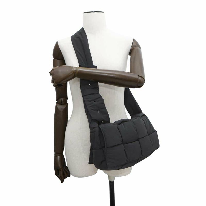 ボッテガヴェネタ ショルダーバッグ パデッド テック カセット ミディアム ナイロン 749878 BOTTEGA VENETA 黒