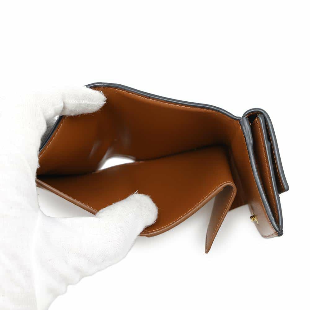 セリーヌ 三つ折り財布 トリオンフ トリフォールドウォレット スモール レザー 10D722BZ9.04LU CELINE 財布 ミニ財布