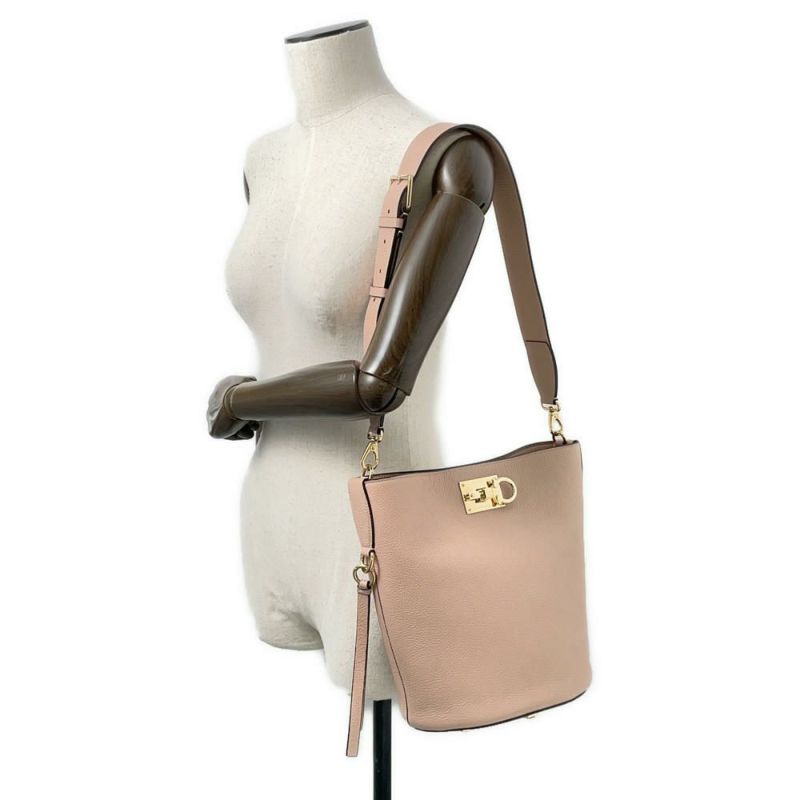 サルヴァトーレ・フェラガモ ショルダーバッグ ガンチーニ ザ スタジオバケット 212892 Ferragamo ピンクベージュ
