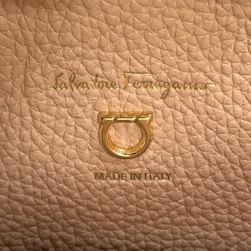 サルヴァトーレ・フェラガモ ショルダーバッグ ガンチーニ ザ スタジオバケット 212892 Ferragamo ピンクベージュ
