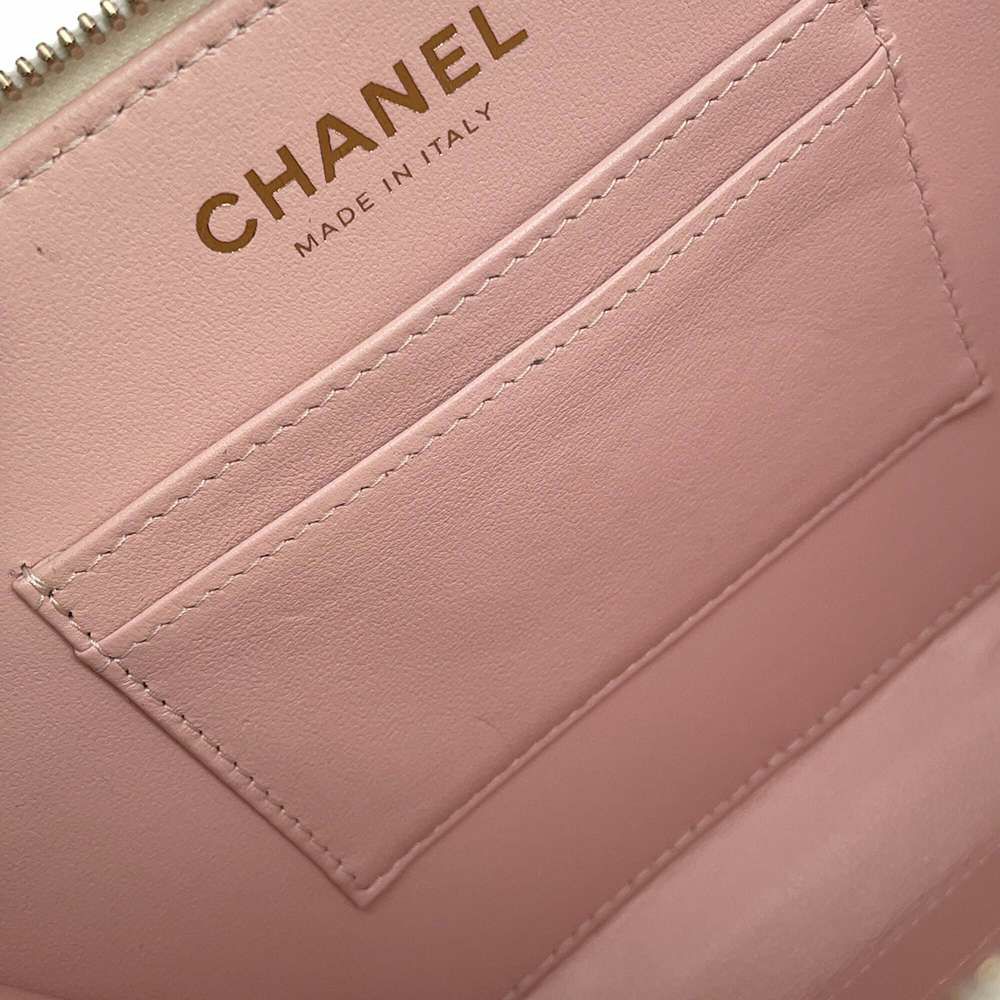 シャネル チェーンショルダーバッグ マトラッセ ココマーク シャイニー カーフスキン CHANEL バッグ 白