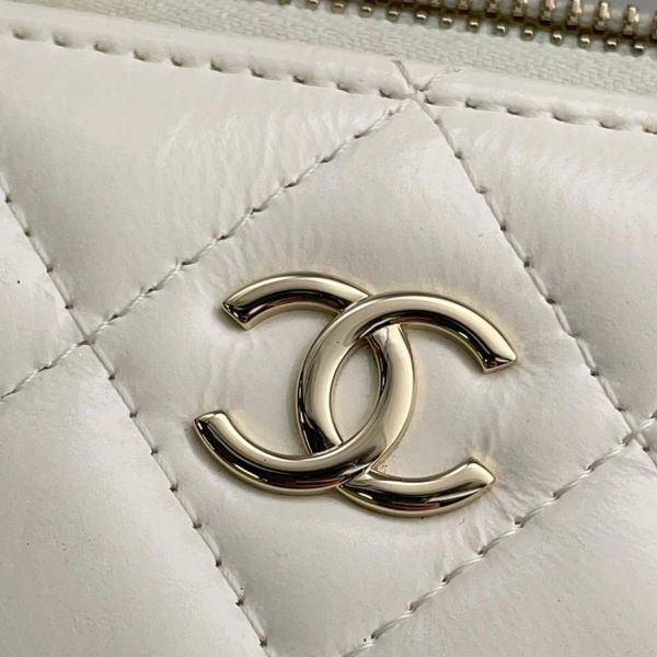 シャネル チェーンショルダーバッグ マトラッセ ココマーク シャイニー カーフスキン CHANEL バッグ 白