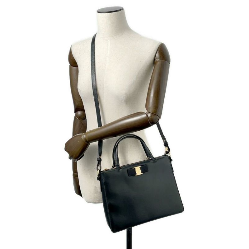 フェラガモ ショルダーバッグ ヴァラ レザー Ferragamo 2wayハンドバッグ 黒
