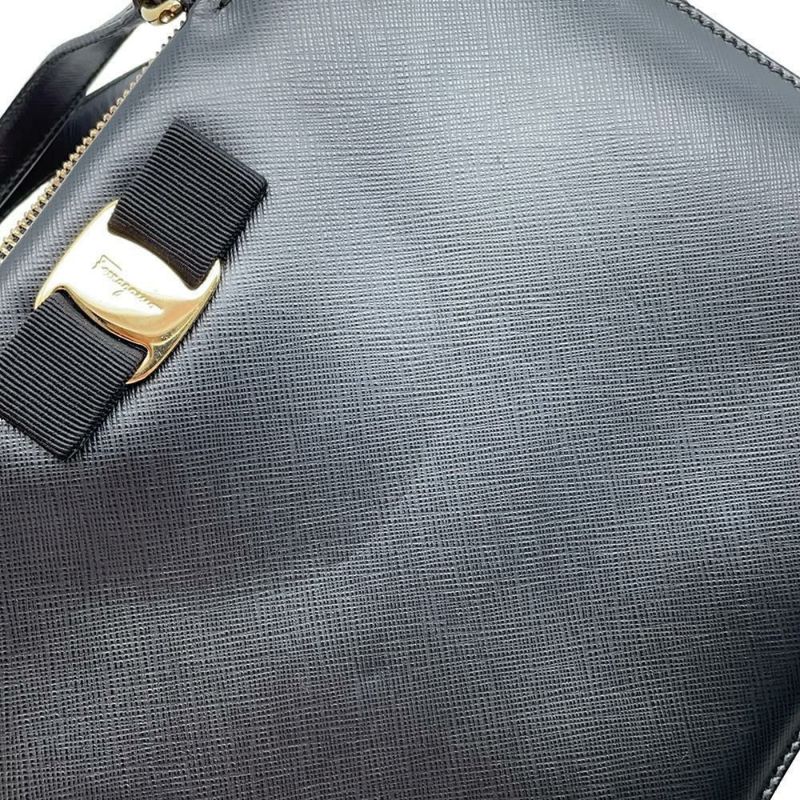 フェラガモ ショルダーバッグ ヴァラ レザー Ferragamo 2wayハンドバッグ 黒
