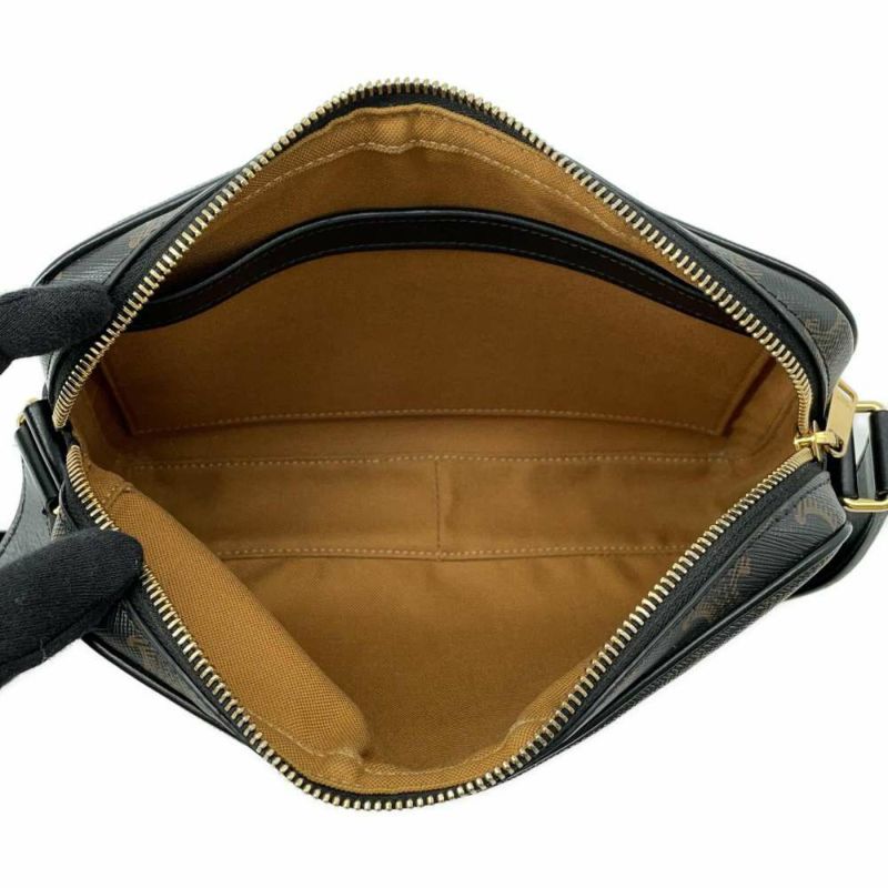 セリーヌ ショルダーバッグ トリオンフ メッセンジャーバッグ ミディアム 194502 CELINE バッグ 黒