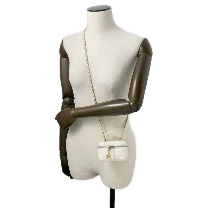 シャネル チェーンショルダーバッグ ミニ バニティケース マトラッセ ココマーク ソフトキャビアスキン AP2194 CHANEL 白