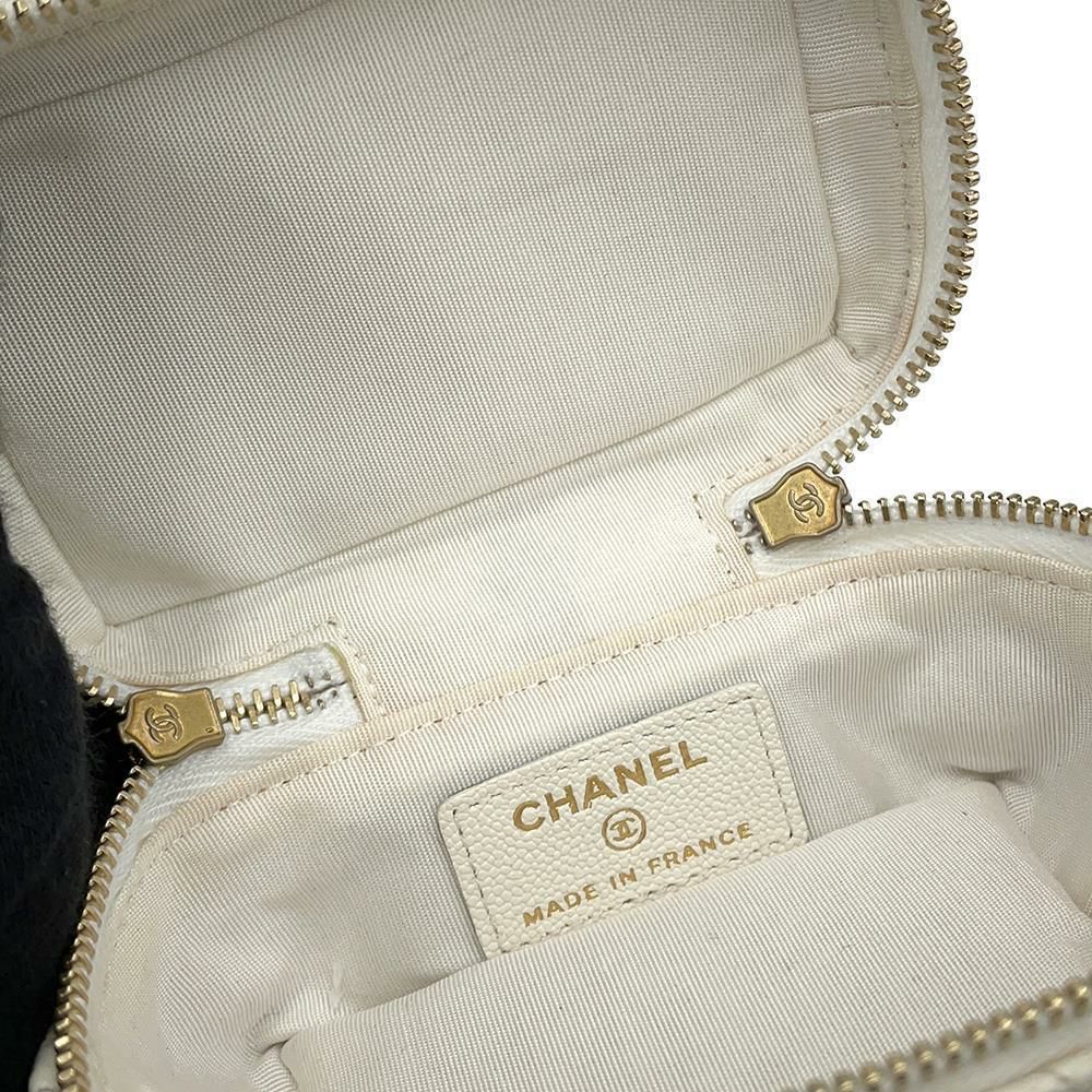 シャネル チェーンショルダーバッグ ミニ バニティケース マトラッセ ココマーク ソフトキャビアスキン AP2194 CHANEL 白