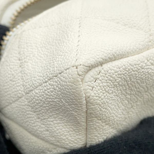 シャネル チェーンショルダーバッグ ミニ バニティケース マトラッセ ココマーク ソフトキャビアスキン AP2194 CHANEL 白