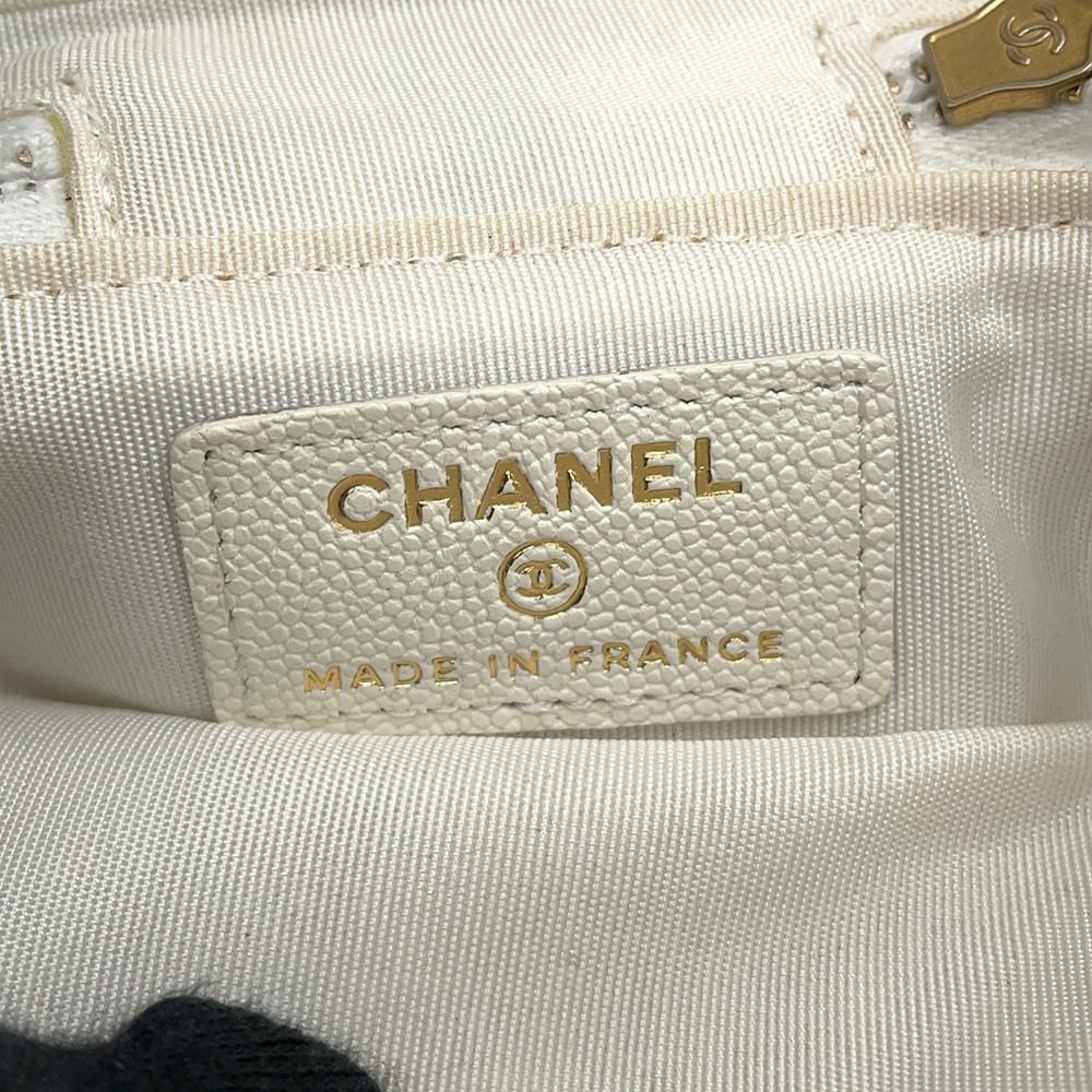 シャネル チェーンショルダーバッグ ミニ バニティケース マトラッセ ココマーク ソフトキャビアスキン AP2194 CHANEL 白