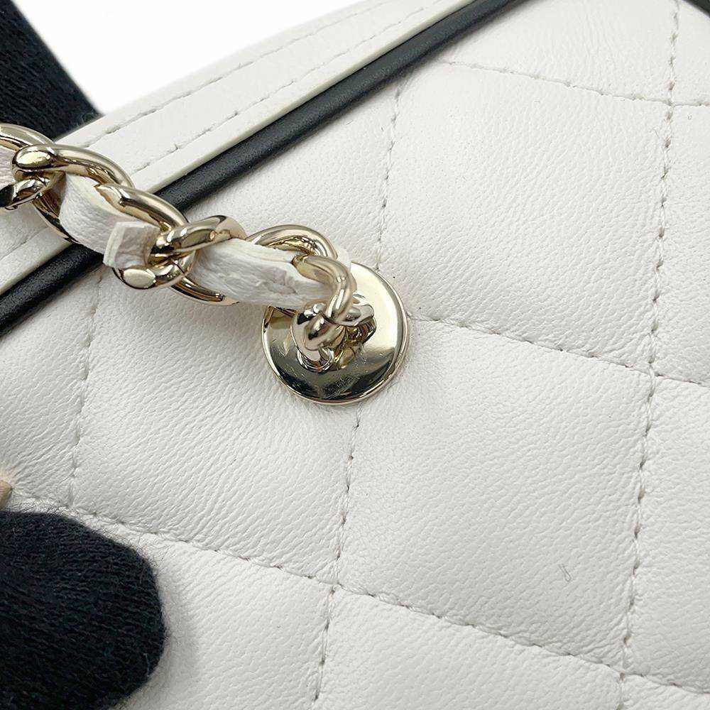 シャネル チェーンショルダーバッグ マトラッセ ココマーク ラムスキン AP4515 CHANEL 白 2way