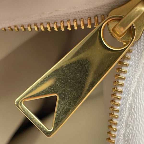 ボッテガヴェネタ ハンドバッグ イントレチャート ツイスト レザー BOTTEGA VENETA バッグ 白