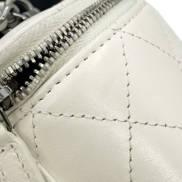 シャネル チェーンショルダーバッグ マトラッセ ココマーク バニティバッグ ラムスキン AP3593 CHANEL 白