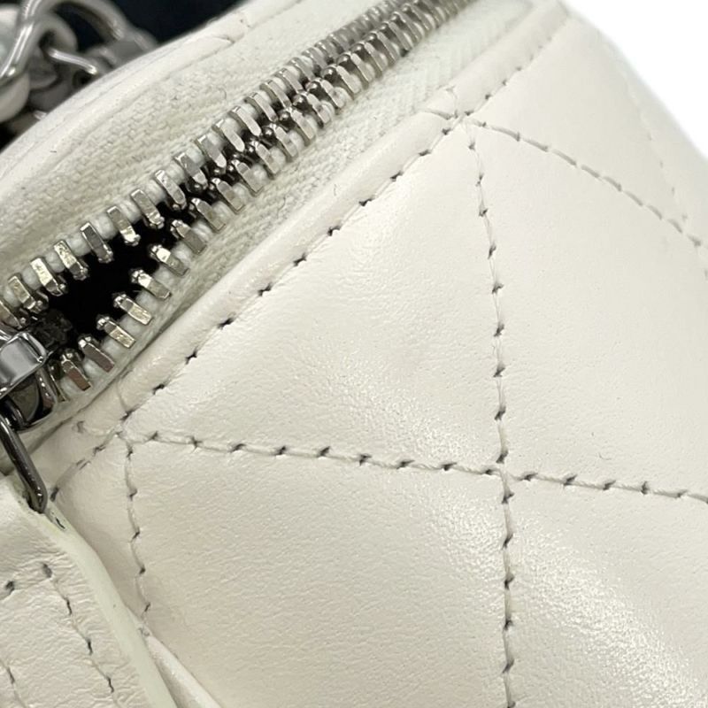 シャネル チェーンショルダーバッグ マトラッセ ココマーク バニティバッグ ラムスキン AP3593 CHANEL 白
